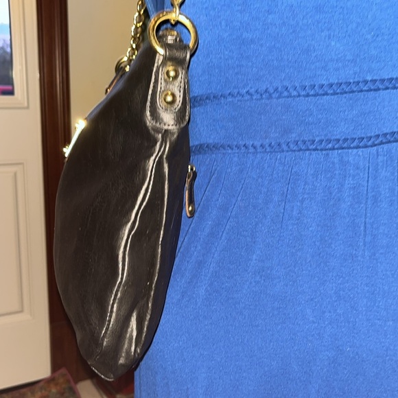 Nicole Miller  NWOT  Black shoulder bag  vegan leather  Gold tone accents chains - Picture 5 of 15